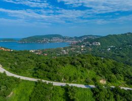 Foto 3 de Venta de Lote Exclusivo con Vista a la Bahía de Zihuatanejo y Playa Larga